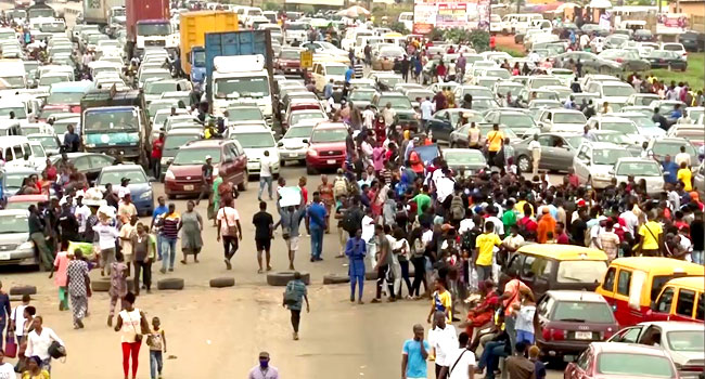 UNIBEN Students Block Highway, Protest Increased Late Registration Fee –  Channels Television