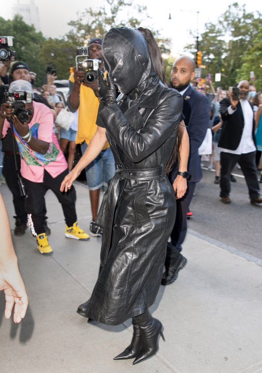Kim Kardashian rocks head-to-toe?leather outfit to New York Fashion Week? (photos)