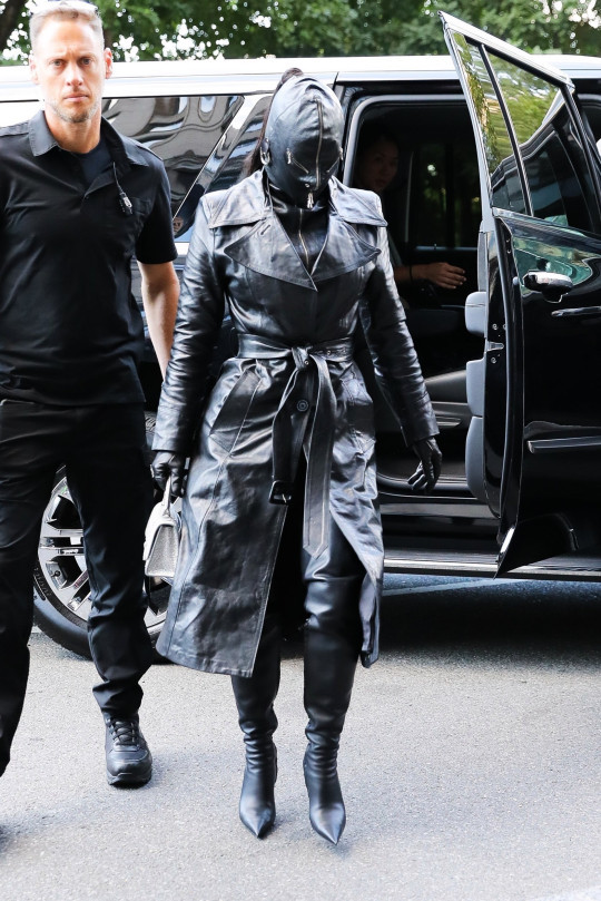 Kim Kardashian rocks head-to-toe?leather outfit to New York Fashion Week? (photos)