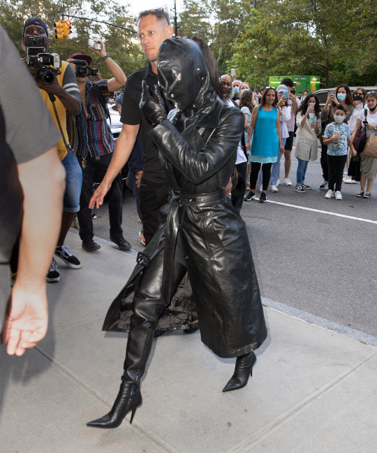 Kim Kardashian rocks head-to-toe?leather outfit to New York Fashion Week? (photos)