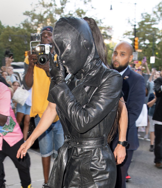 Kim Kardashian rocks head-to-toe?leather outfit to New York Fashion Week? (photos)