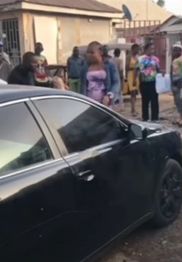 Sex Worker Threatens To Smash Client’s Car For Refusing To Pay For Her Overnight Services (Video)