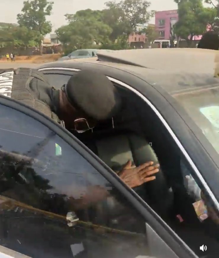Police Officers Beg After Bashing Benz Thinking It Belongs To Yahoo Boys