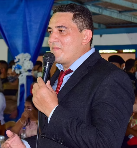 Two feuding politicians settle their differences by fighting in a wrestling ring while hundreds watch