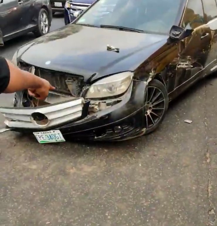 Police Officers Beg After Bashing Benz Thinking It Belongs To Yahoo Boys