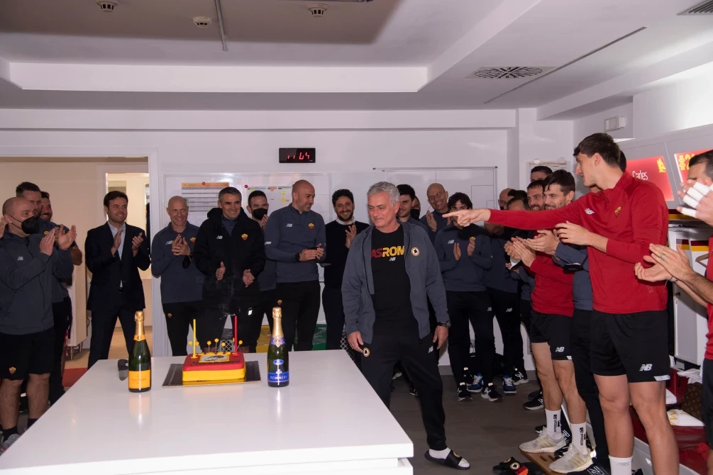 Watch Roma players and staff surprise Jose Mourinho on his 59th birthday with cake and champagne in changing room (photos/video)