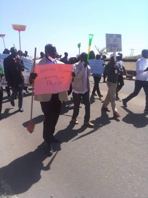 Staff of Jos University Teaching Hospital take to the streets to celebrate exit of "heartless, stoned cold tyrant" CMD (videos)