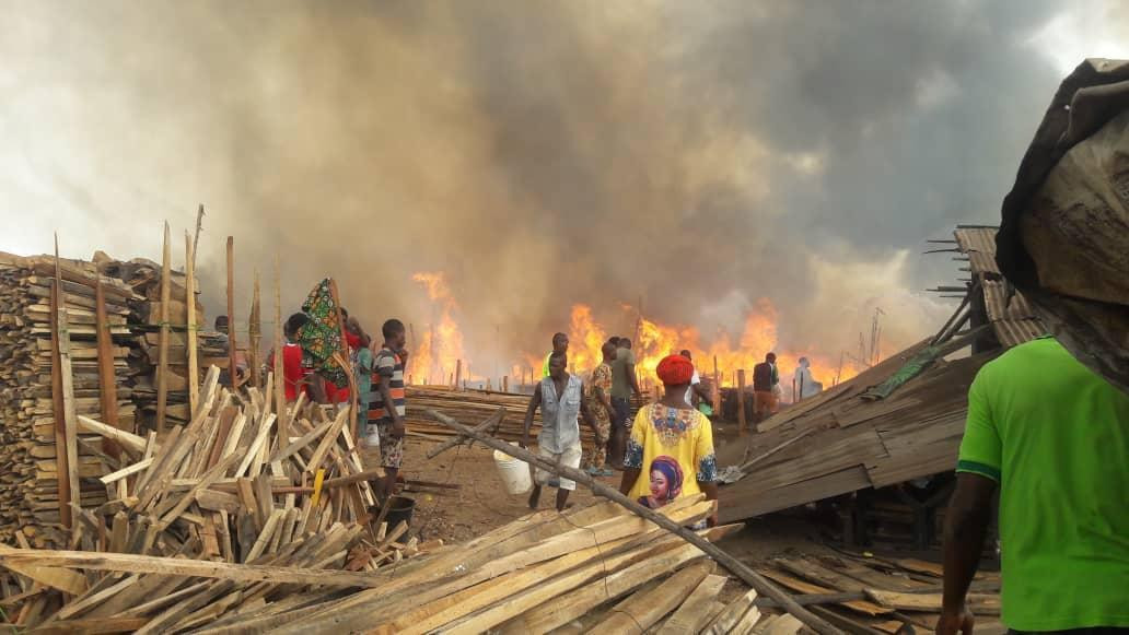 Fire guts plank market in Lagos (photos/video)