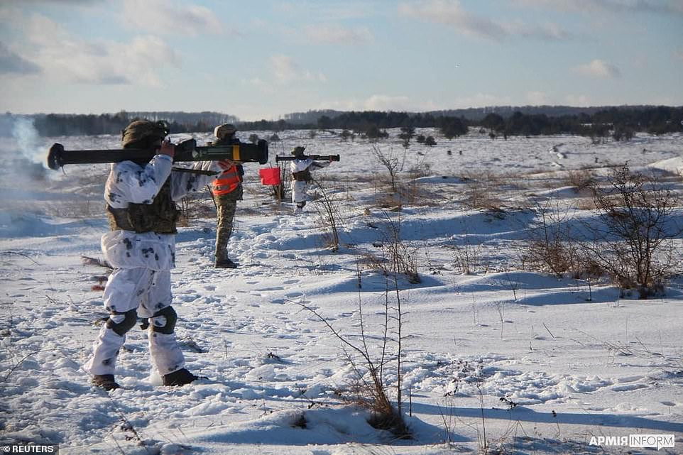 US soldiers numbering 200 are sent to Ukraine to train military troops as Russia denies planning to invade despite amassing 130,000 soldiers  (photos)