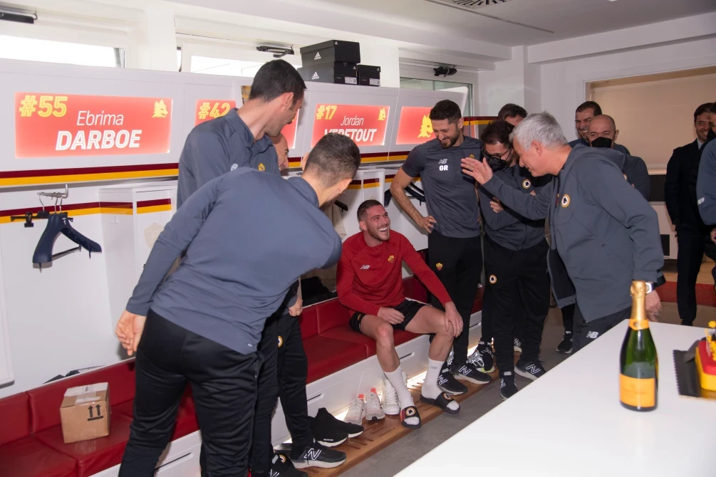 Watch Roma players and staff surprise Jose Mourinho on his 59th birthday with cake and champagne in changing room (photos/video)