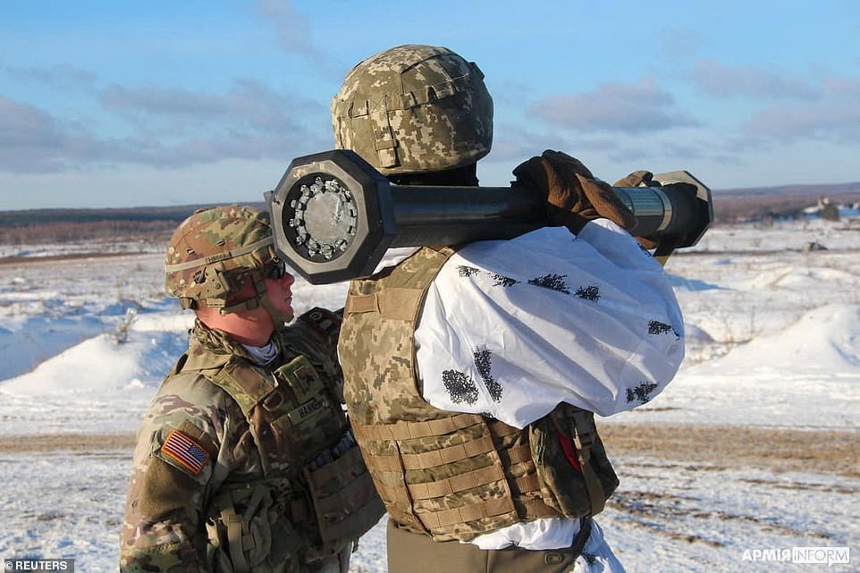 US soldiers numbering 200 are sent to Ukraine to train military troops as Russia denies planning to invade despite amassing 130,000 soldiers  (photos)